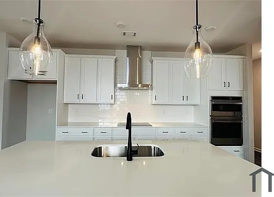 4 bed, 2350 sqft, $2,810 — Photo 2