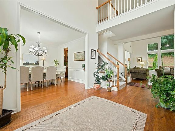 3rd image of 1345 Cresthaven Ln