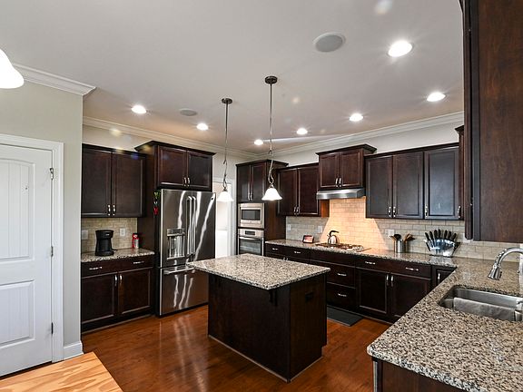 5th image of 600 Crimson Oak Ln