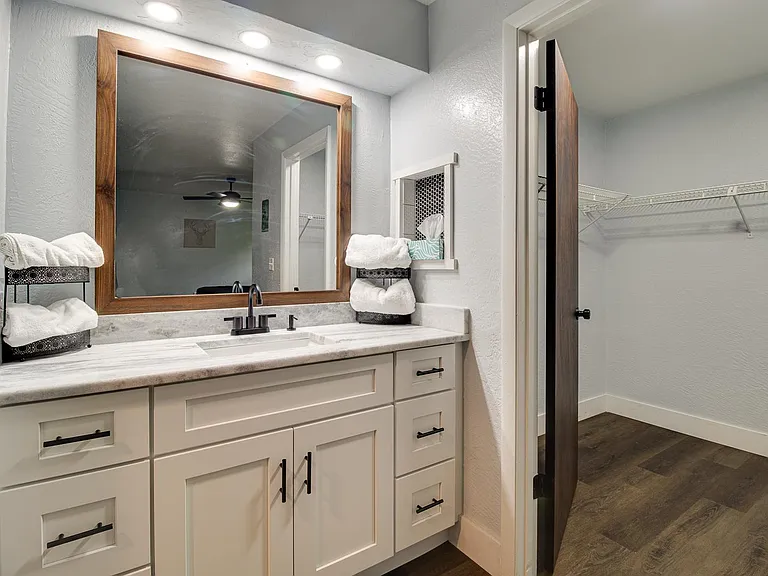 425 W Rich Ave — Photo 6