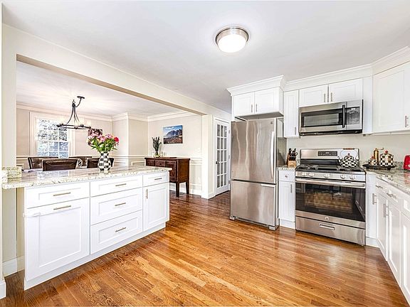 3rd image of 514 Oak St