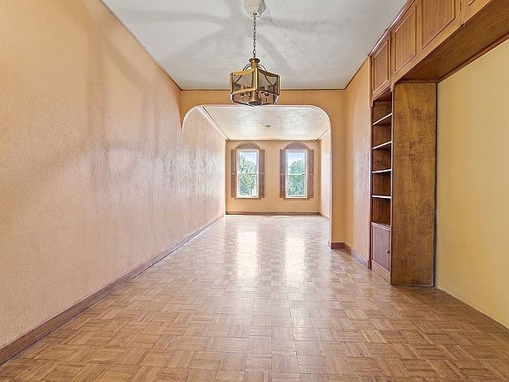5th image of 1882 Hart St