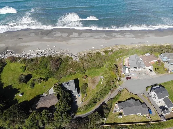 100 Harmers Beach Rd, Smith River, CA 95567
