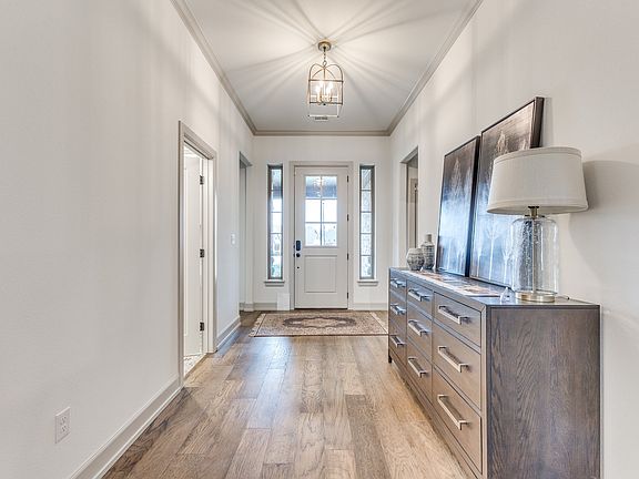 Example of Staged Charleston floor plan - Features and Finishes may vary based on product availabili
