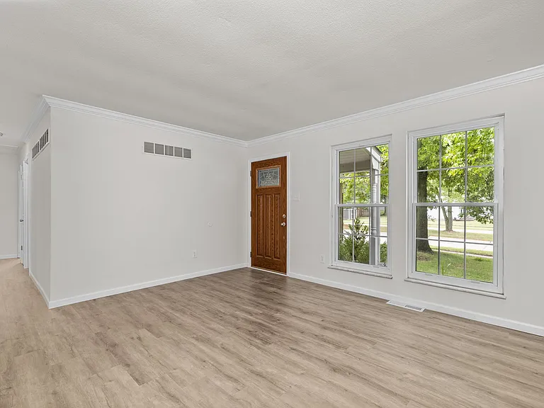 1392 Langholm Dr — Photo 2