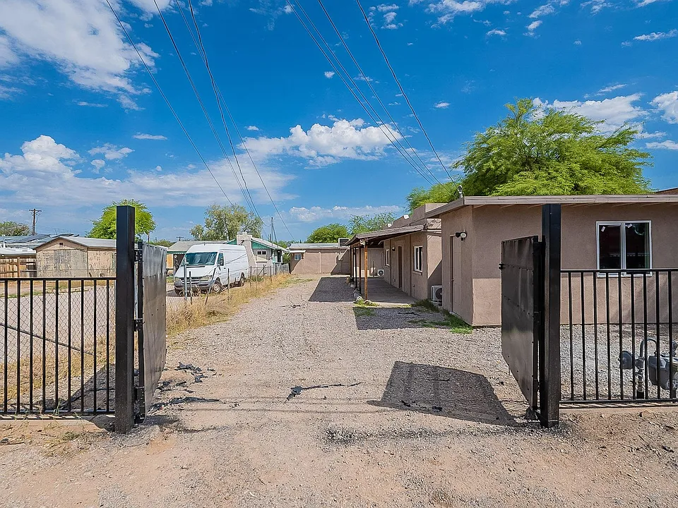 221 E Jacinto St