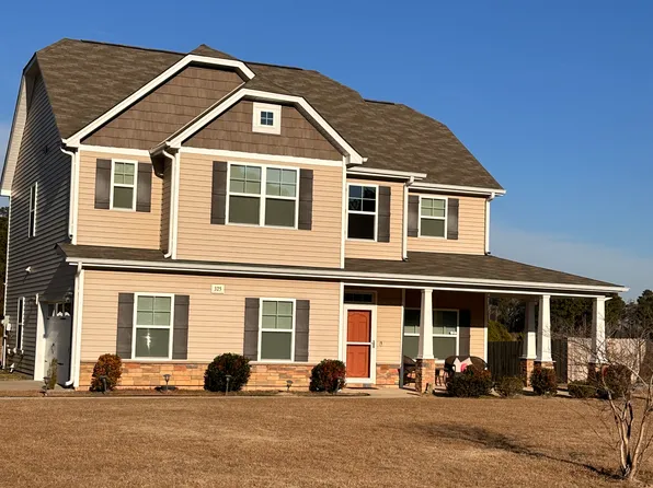 325 Gadson Dr, Hope Mills, NC 28348