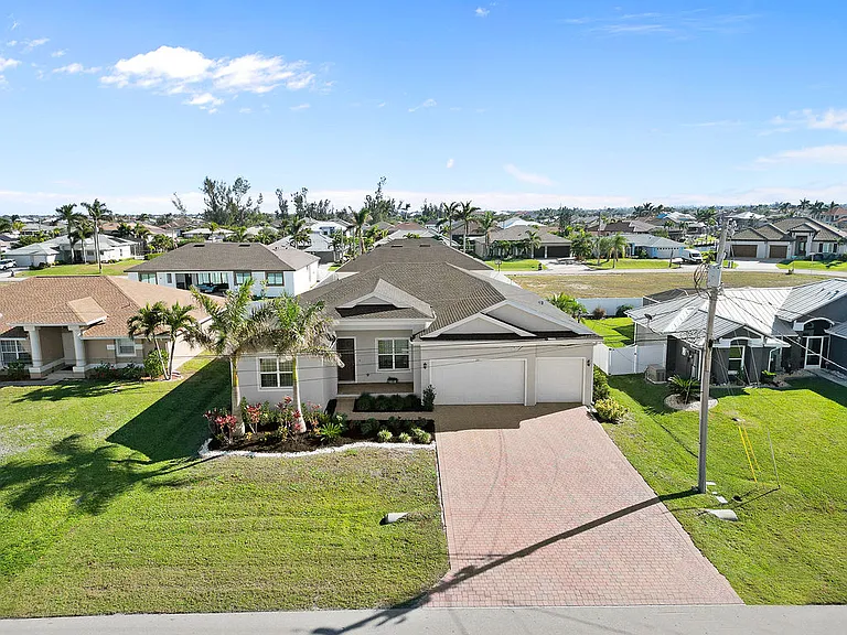 133 SW 37th Ave — Photo 1