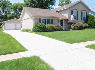636 Jonadel Ln NW, Cedar Rapids, IA 52405