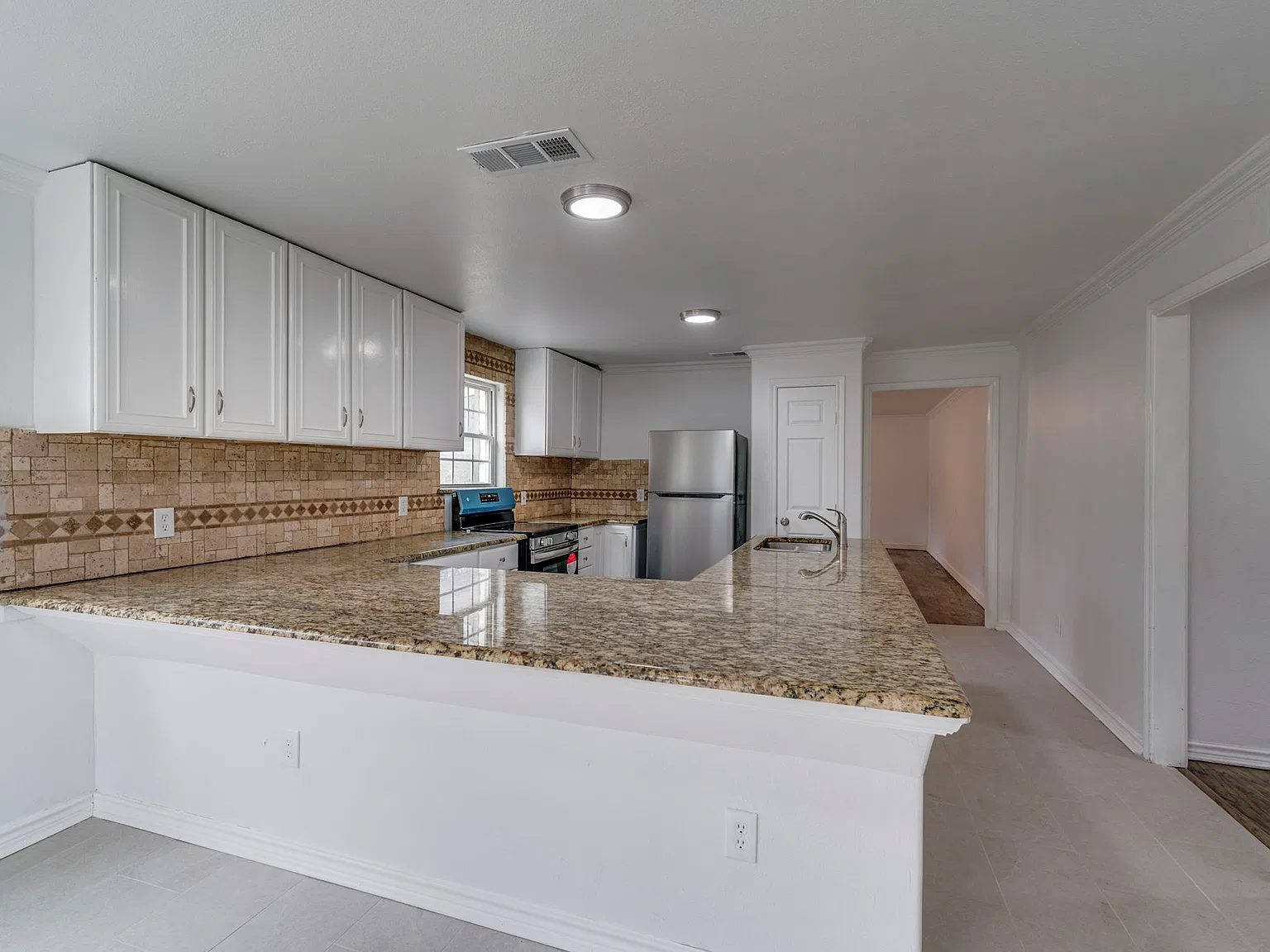 4 bed, 2020 sqft, $2,500 — Photo 2