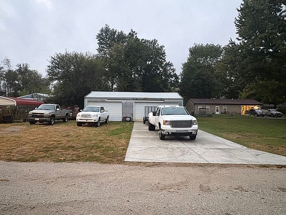 3rd image of 4203 E Oaks Rd