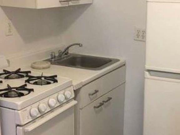 4th image of 125 Christopher St #1AA