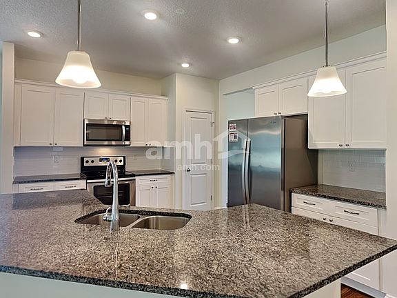 3rd image of 913 Sunny Stroll Dr