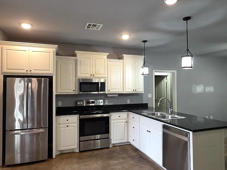 120 Carriage Hills Dr — Photo 2