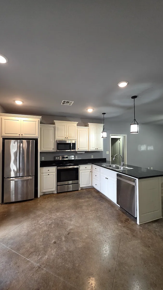 Building Photo - 120 Carriage Hills Dr