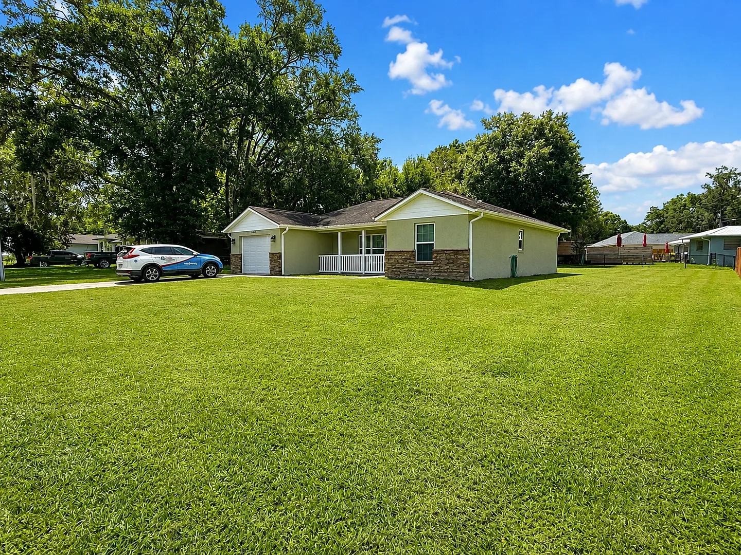 No Carpet - Open Concept - Won't Last! — Photo 3