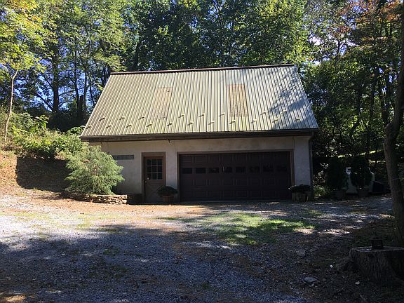 Garage/Barn - 22' x 32' 