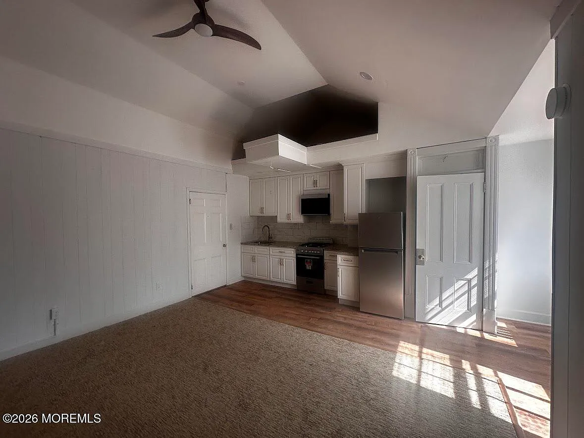 Studio, 400 sqft, $1,695 — Photo 2