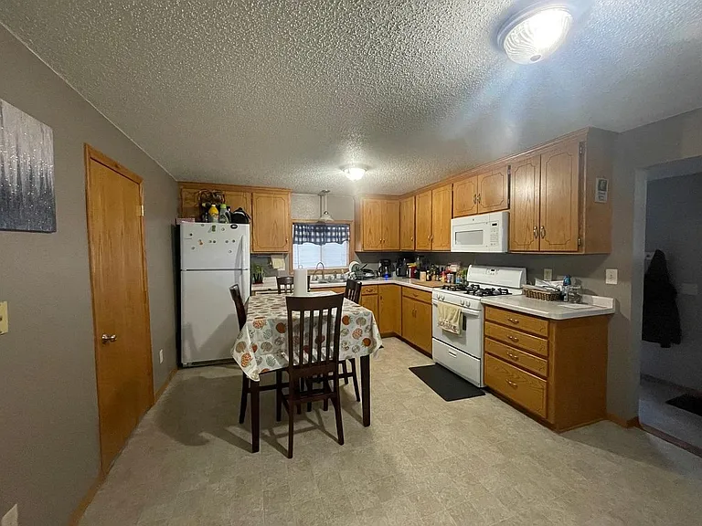 221 E James St — Photo 9