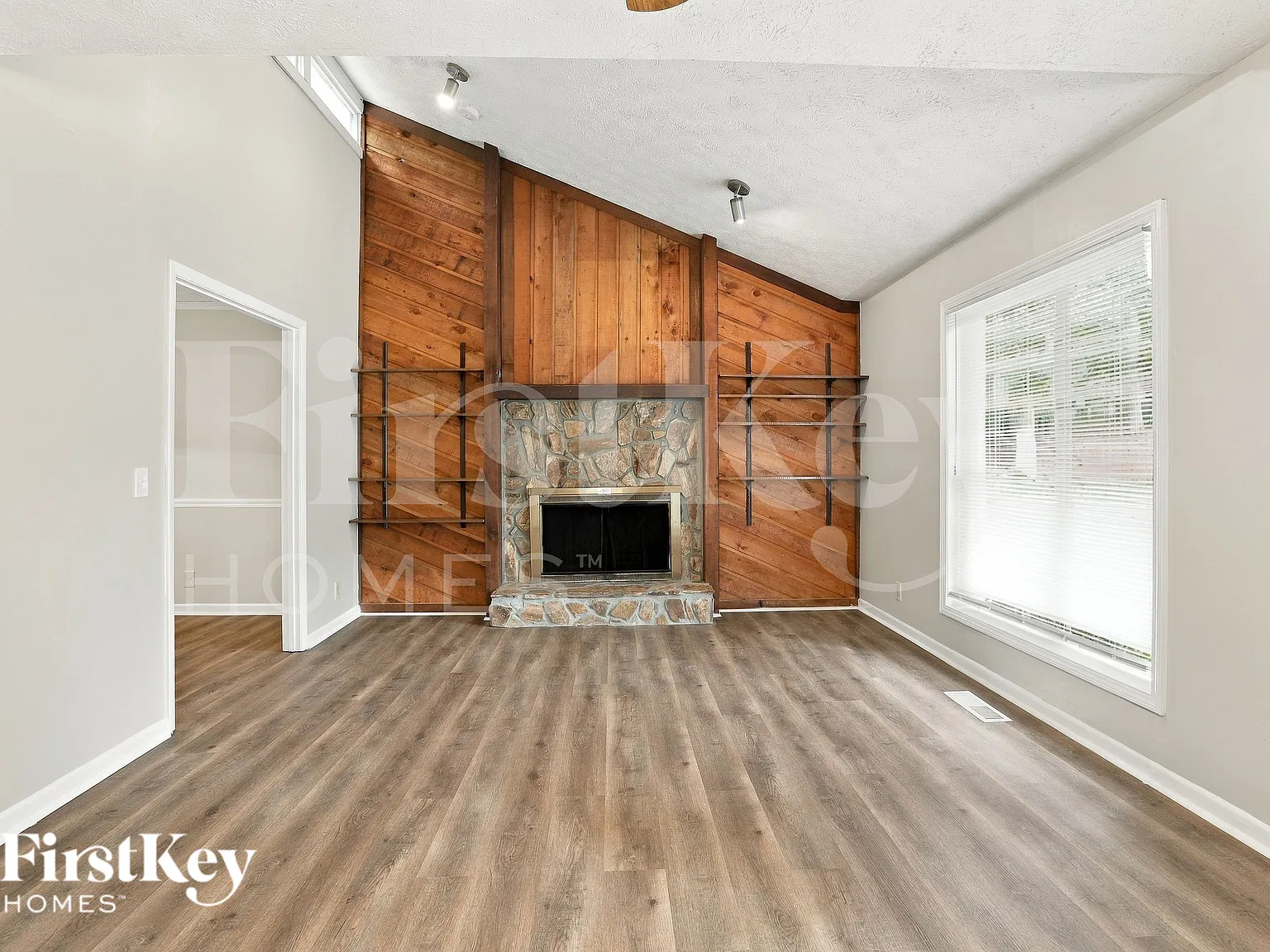4 bed, 2.0 bath, 1900 sqft, $2,115 — Photo 3