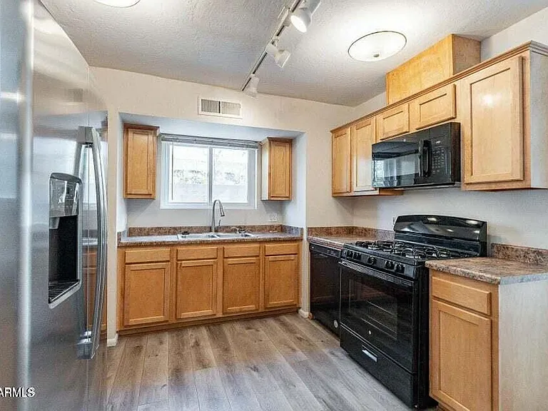 505 W Howe St — Photo 7