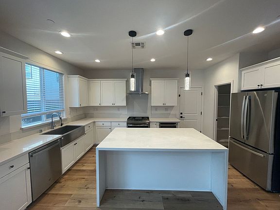 4th image of 625 Dahlia Dr
