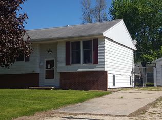 718 Woodlawn Dr, Prophetstown, IL 61277