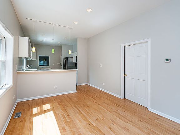 5th image of 2700 N Wilton Ave