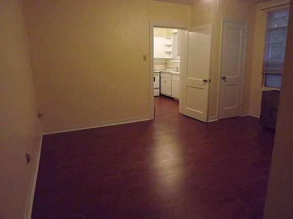 Bedroom with 2 closet