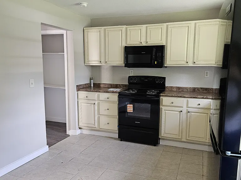 612 W Strawn Ave — Photo 5