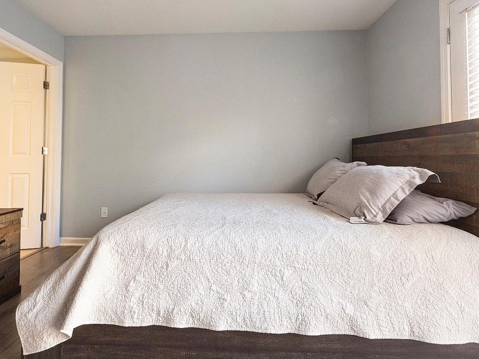 1st image of 1121 Summer Ln #1
