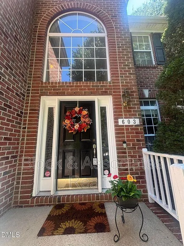 4 bed, 2.5 bath, 3312 sqft, $3,300 — Photo 2