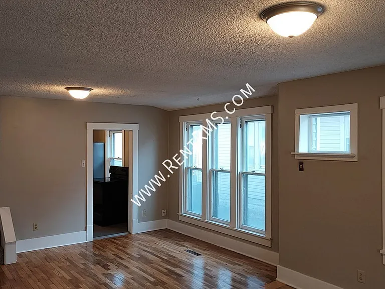 420 SW Lincoln St — Photo 2
