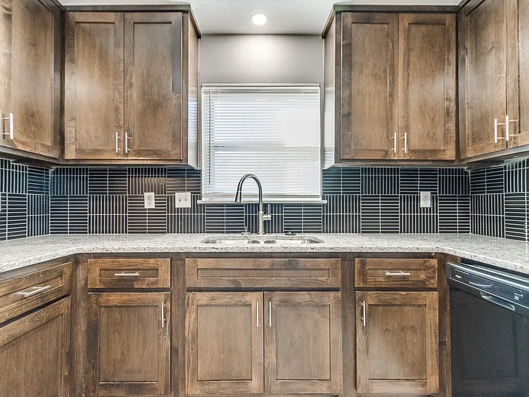 421 Foreman Ave — Photo 6