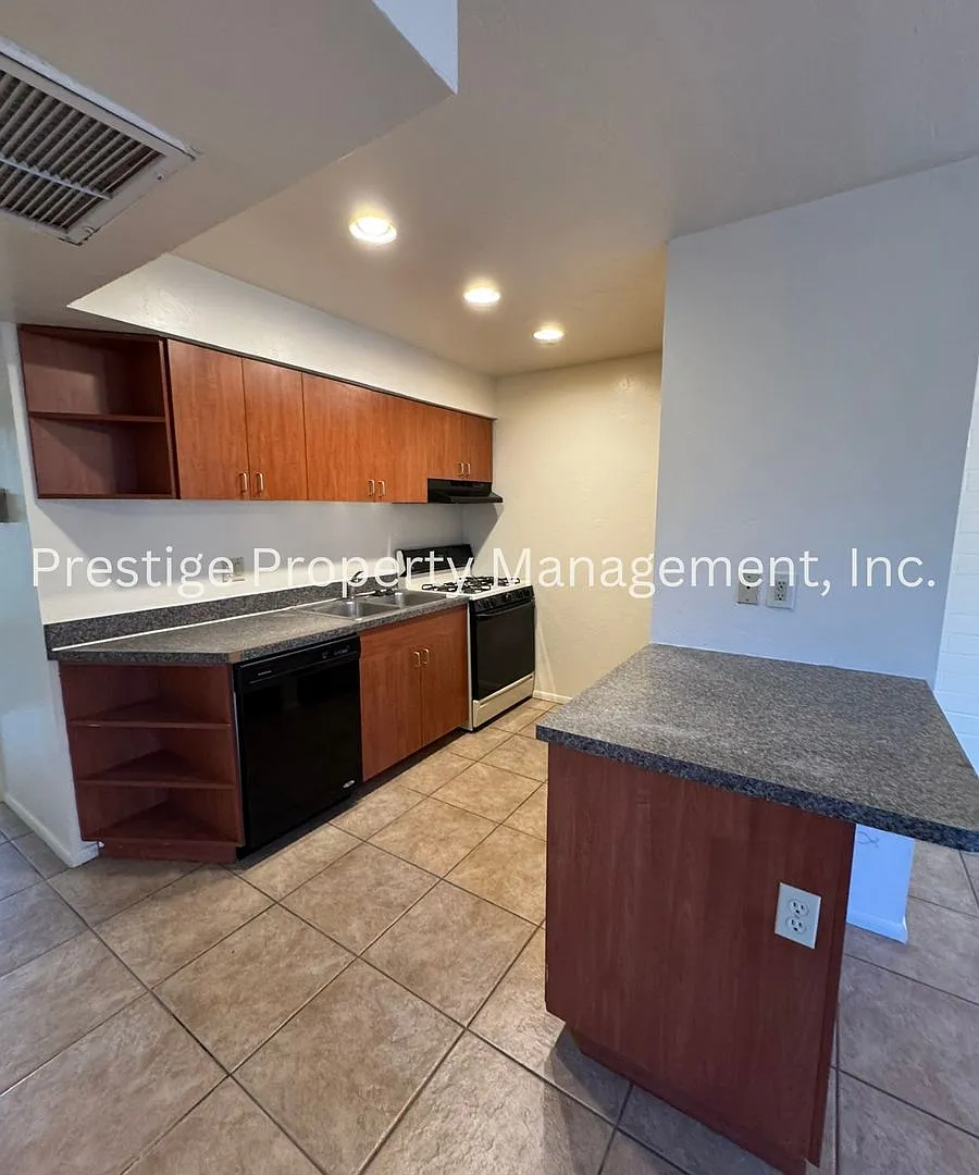 Central Gem With Community Pool — Photo 4