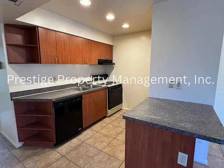2525 N Alvernon Way #B4 — Photo 3