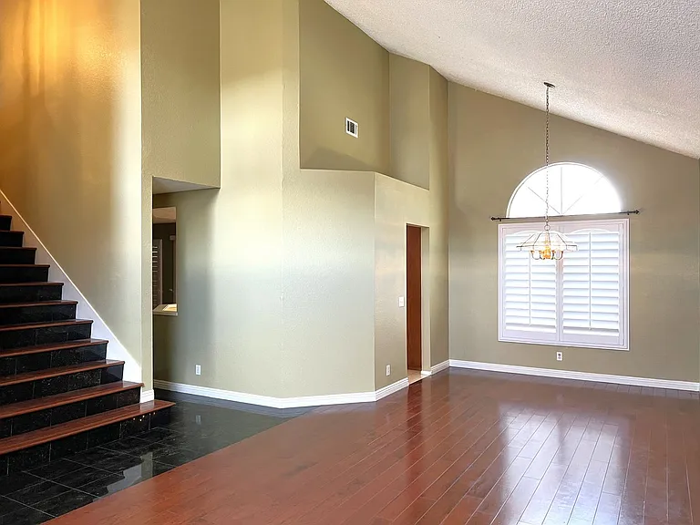 1349 Crestmont Dr — Photo 6