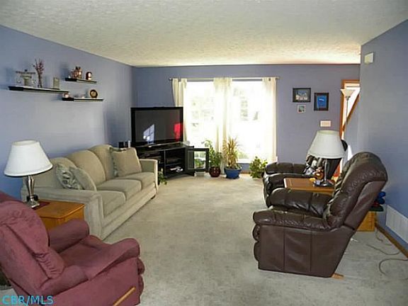 4th image of 1681 Valley Dr