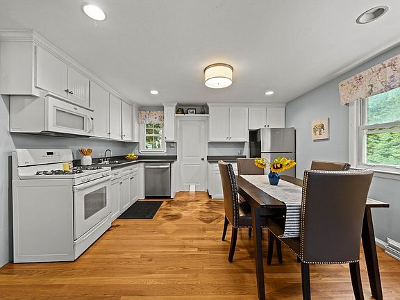 4th image of 134 Marshall Ave