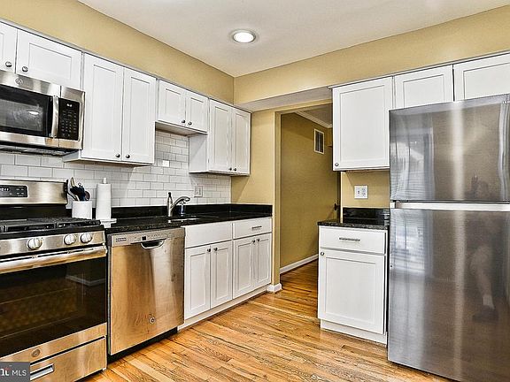 3rd image of 9457 Cloverdale Ct