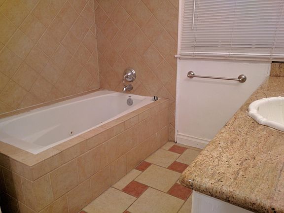 3rd image of 417 N Marengo Ave