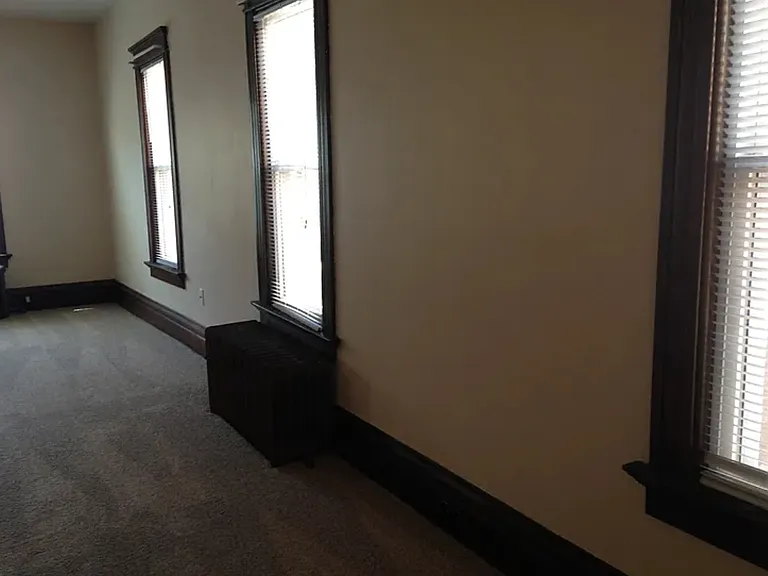 541 W 9th St — Photo 3