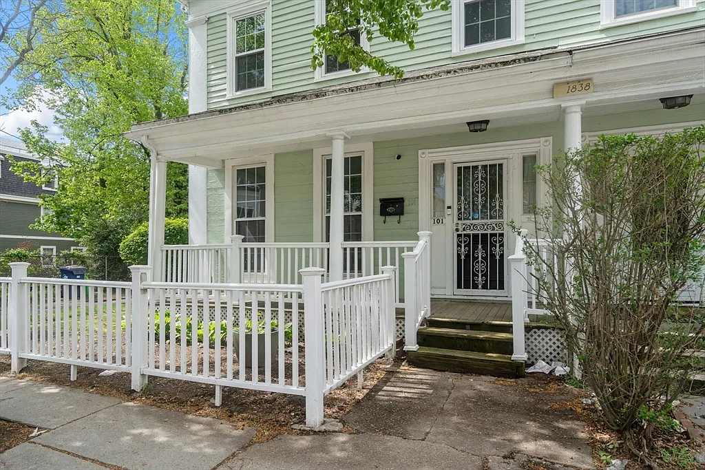 4 bed, 2.5 bath, 2216 sqft, $4,000 — Photo 2