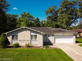 20059 Secluded Ln, Southfield, MI 48075