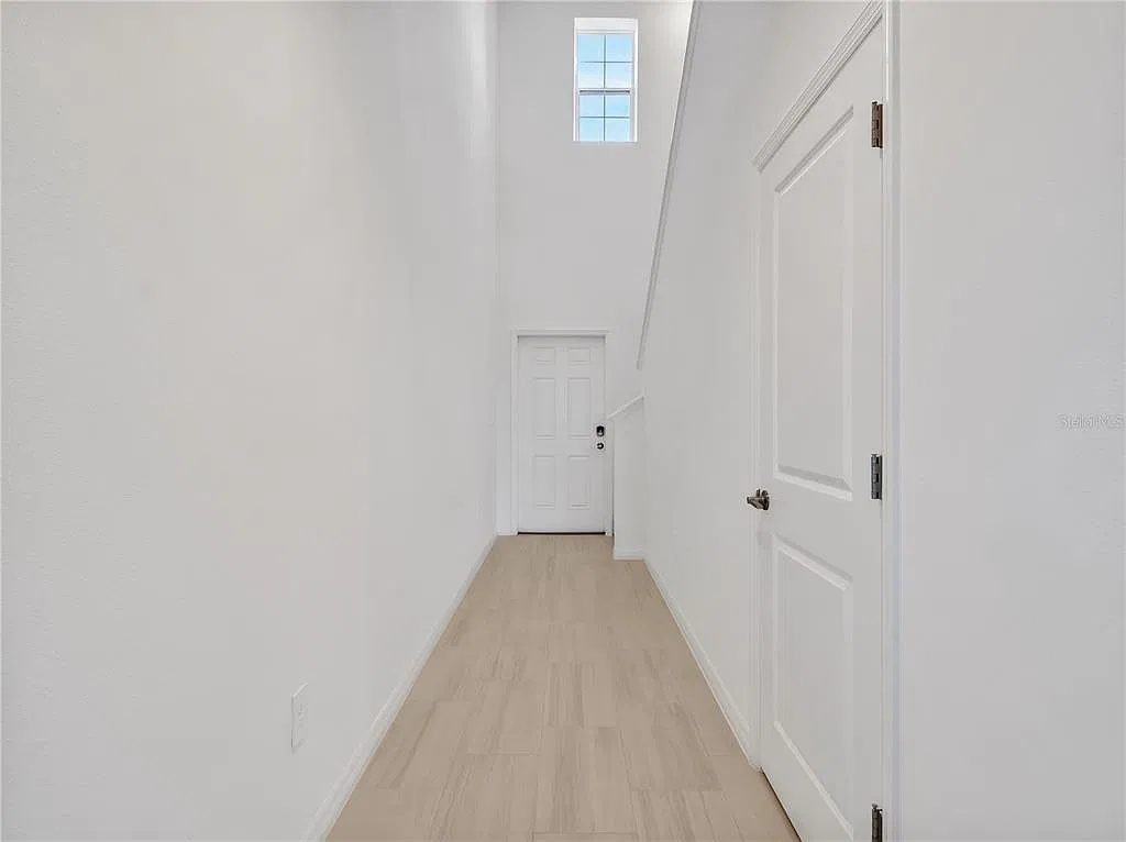 4 bed, 2.5 bath, 2000 sqft, $2,450 — Photo 2