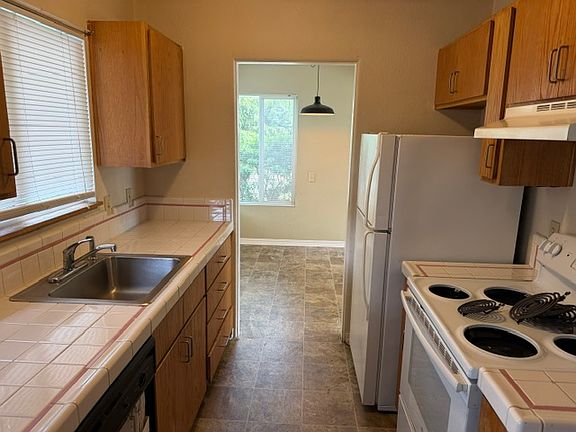 4th image of 830 NE Killingsworth St APT 10