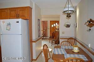 eat-in kitchen looking toward living roo
