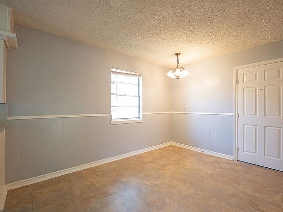 3rd image of 614 N Young Blvd
