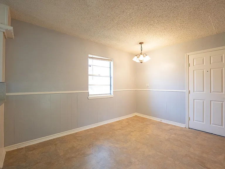 614 N Young Blvd — Photo 3