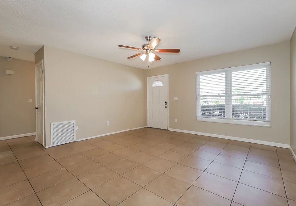 1st image of 102 Circle Hill Dr